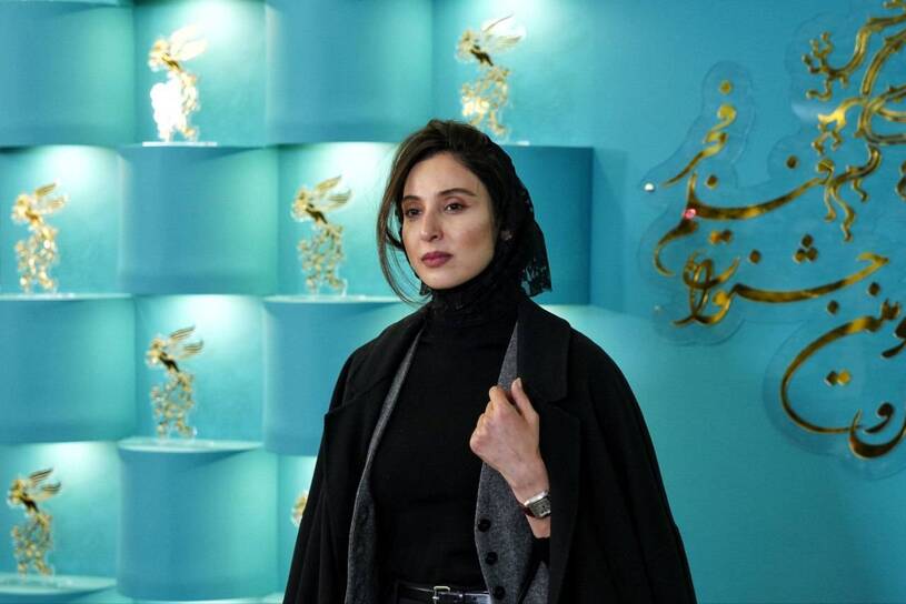 The Secret Behind the Appeal of the Coat Slinging Trend in Cold Seasons