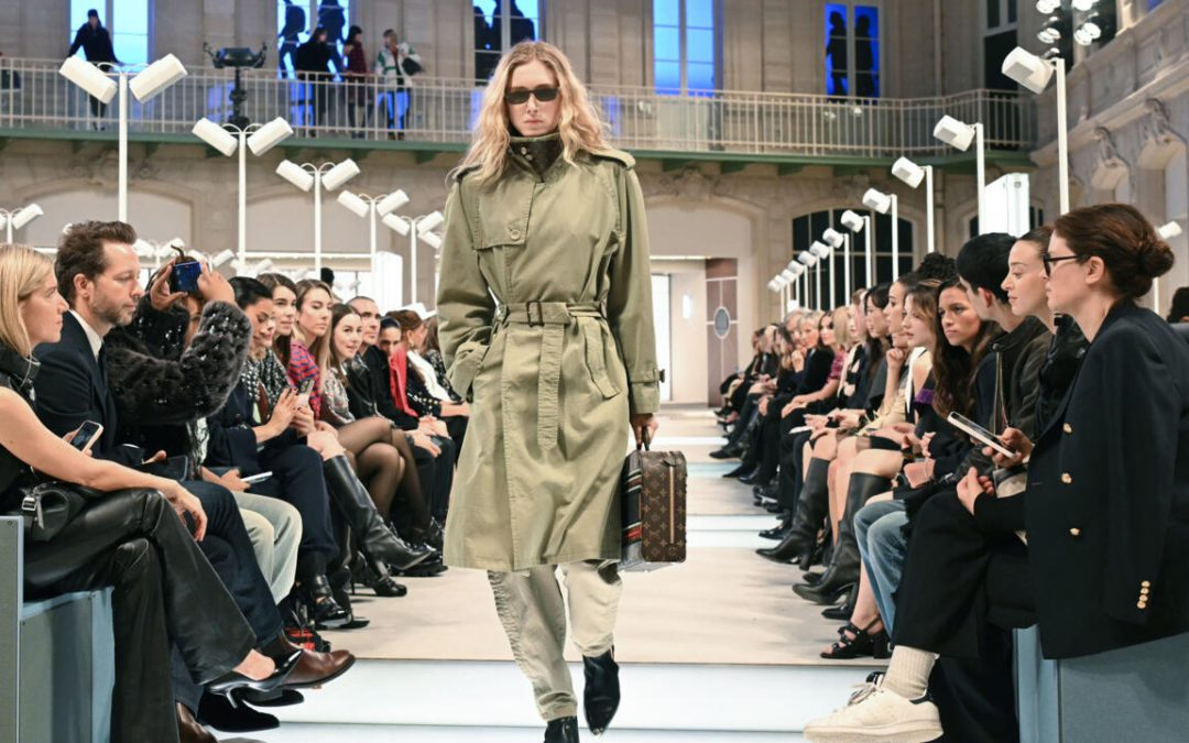 A Journey into the World of Fashion at the Train Station: Louis Vuitton’s Latest Collection