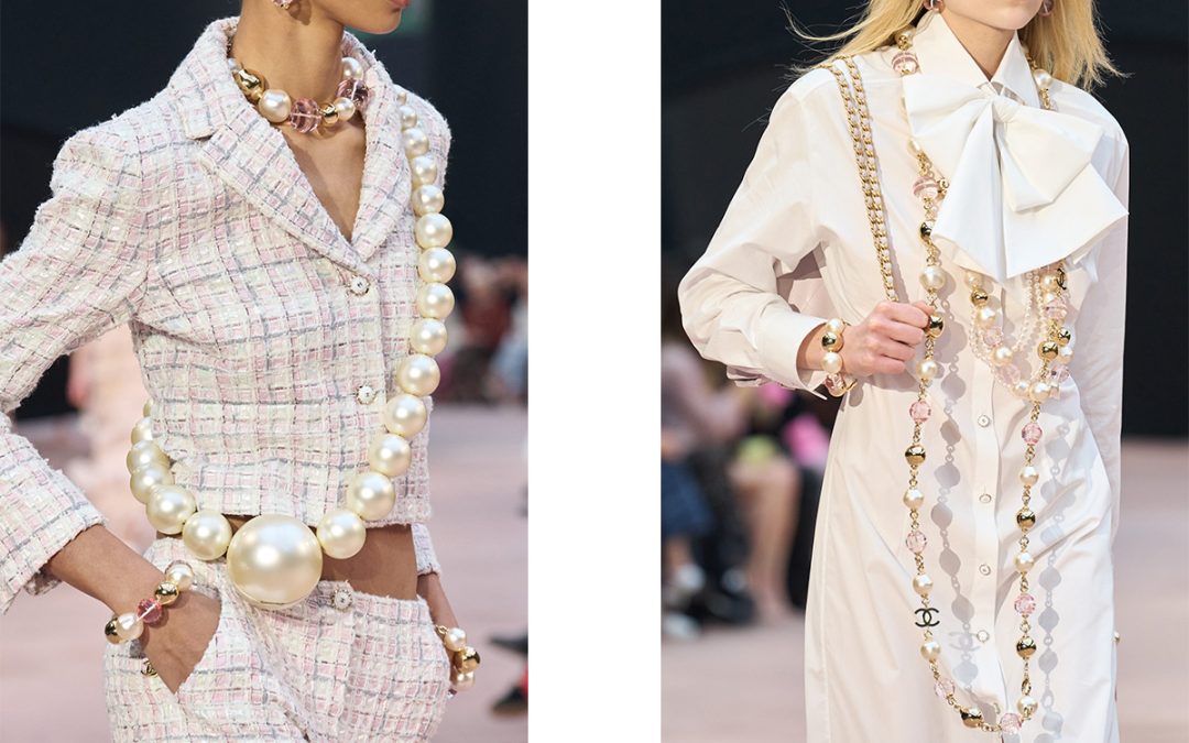 A Unique Start to Chanel’s Fashion Show with the Appearance of a Pigeon