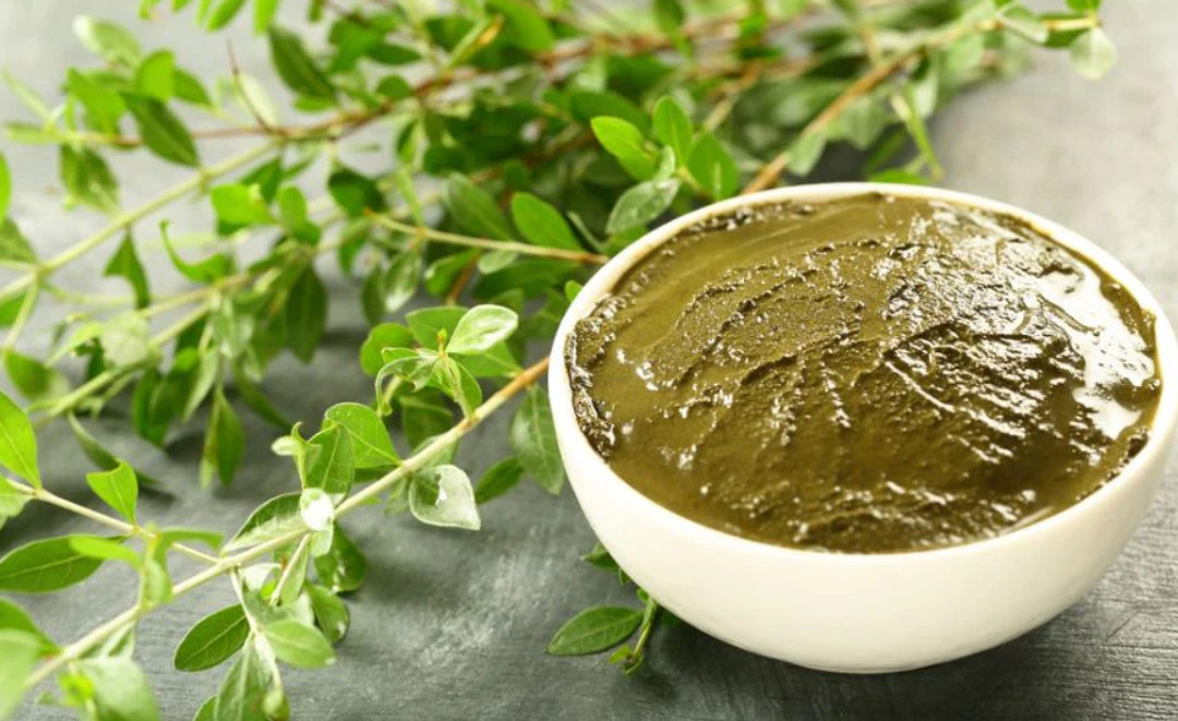 روش‌های کاربردی و تخصصی استفاده از حنا برای تقویت و درخشندگی مو
