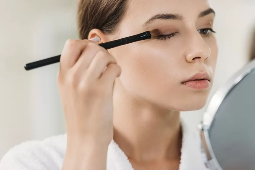 ۸ مرحله ساده برای یک آرایش چشم حرفه‌ای