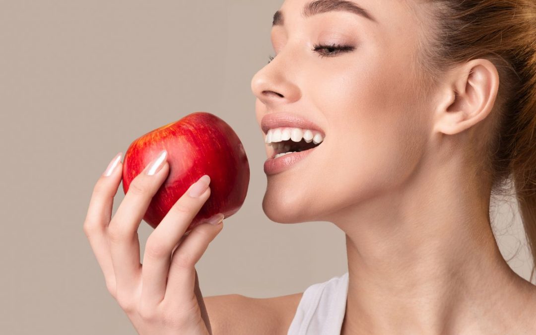 چه بخوریم تا دندان‌ها آسیب نبینند؟